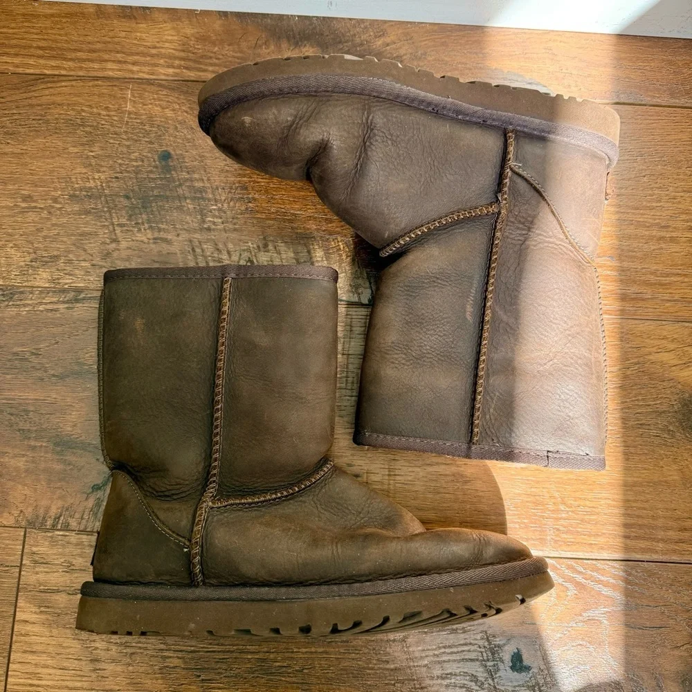 UGG Size 6 Classic Short Chocolate Brown Boots